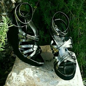Burberry Raffia Wedge is super‎ sexy.
